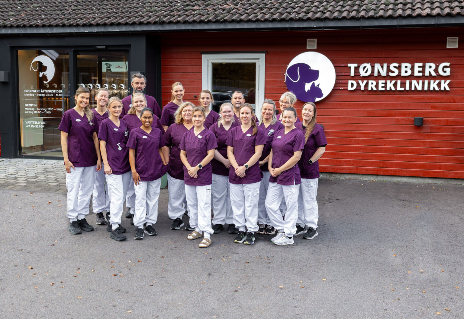 Gruppebilde av de ansatte hos Tønsberg Dyreklinikk